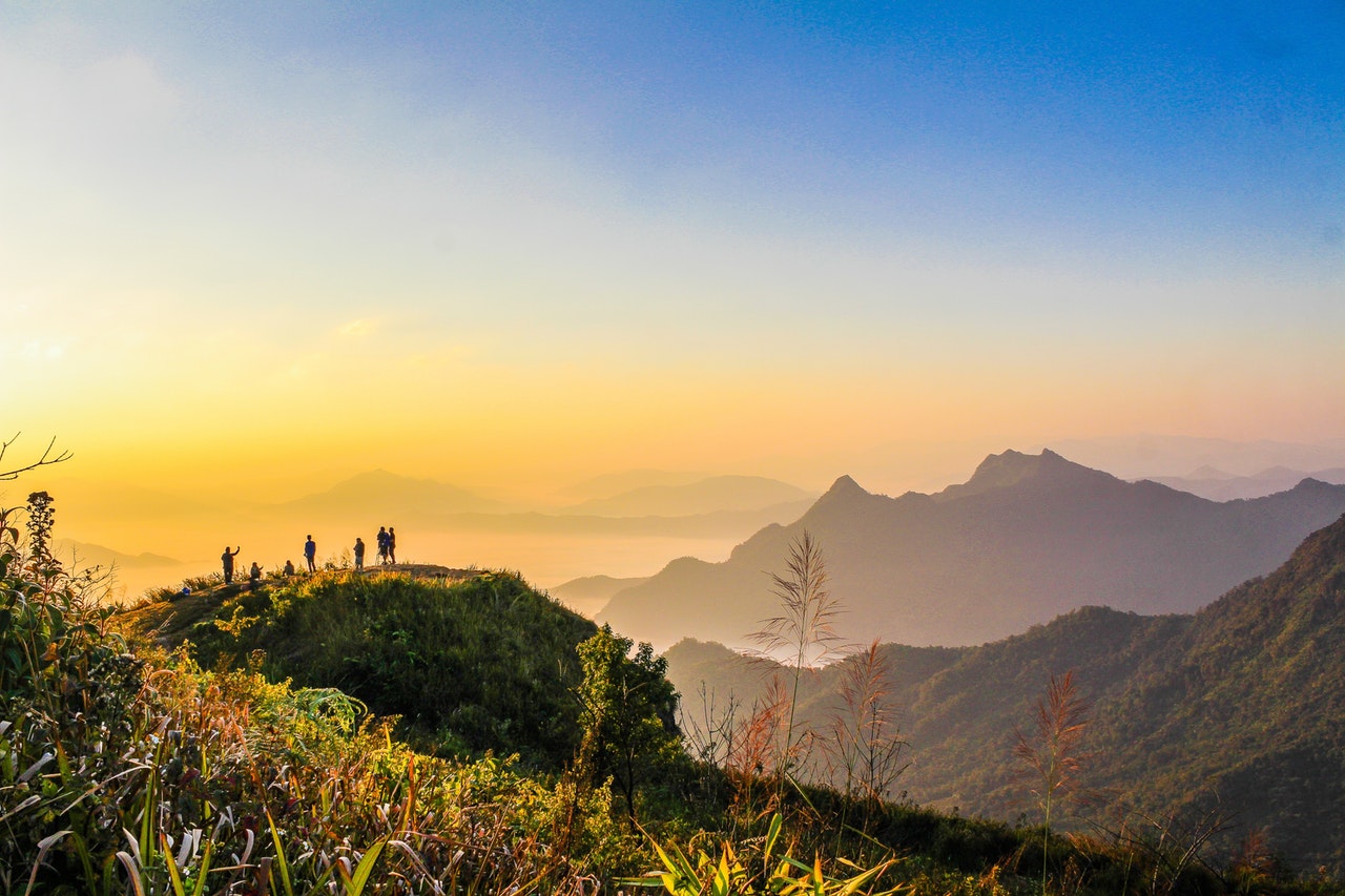 Oferta Photo Of People Standing On Top Of Mountain Near Grasses 733162 1